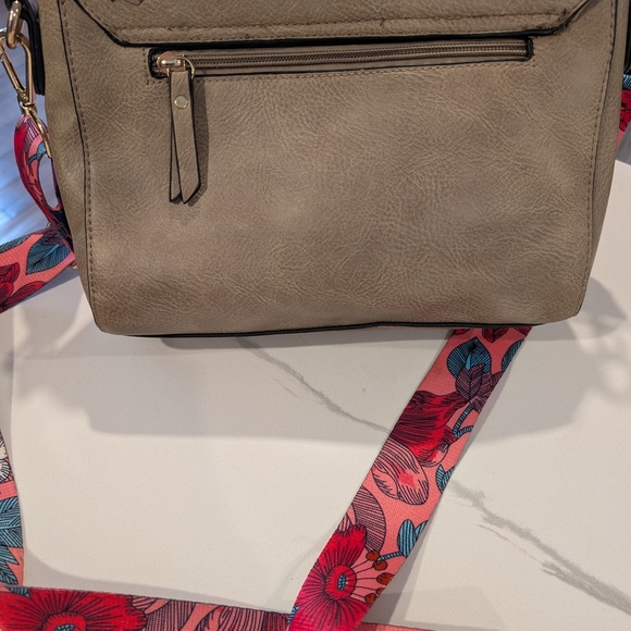 Jen And Co Vegan Leather Beige Crossbody Bag with Floral Strap - Picture 2 of 3